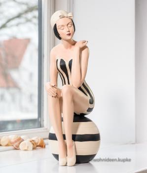 Spielerische 50er Jahre XXL Badepuppe mit Ball im schwarz-weißem Outfit